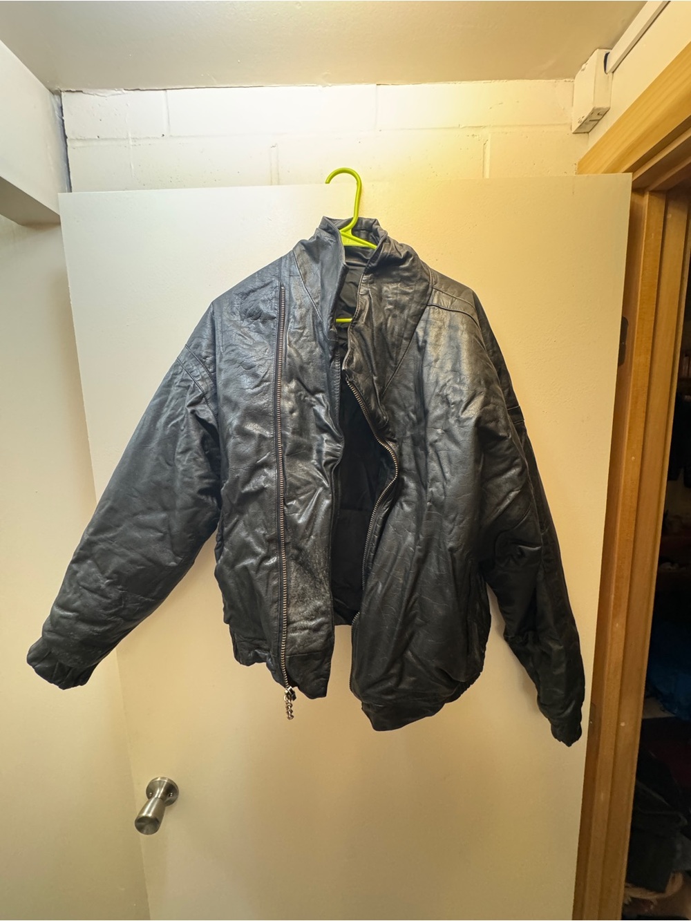 Men's Black Retro Leather Bomber Jacket - Classic Zip-Front Outerwear